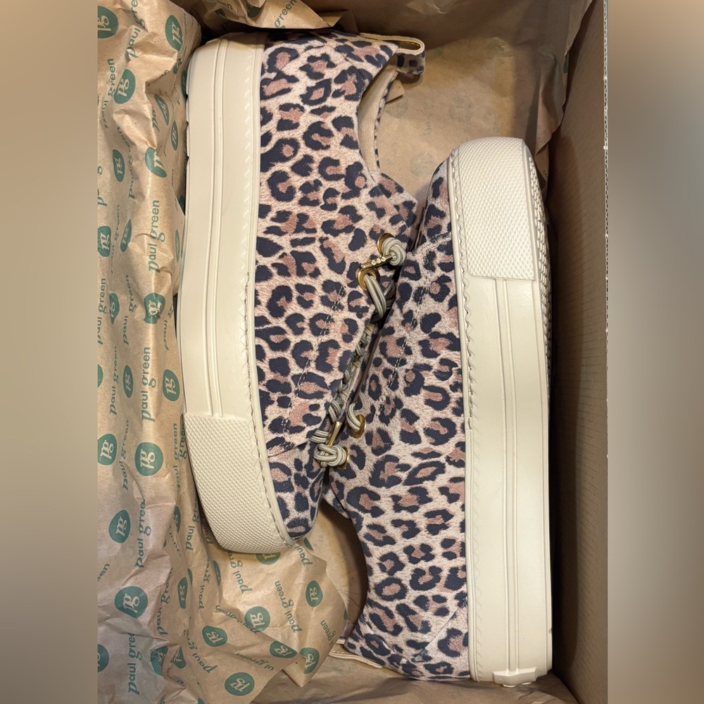SNEAKER
Never Worn, in Box